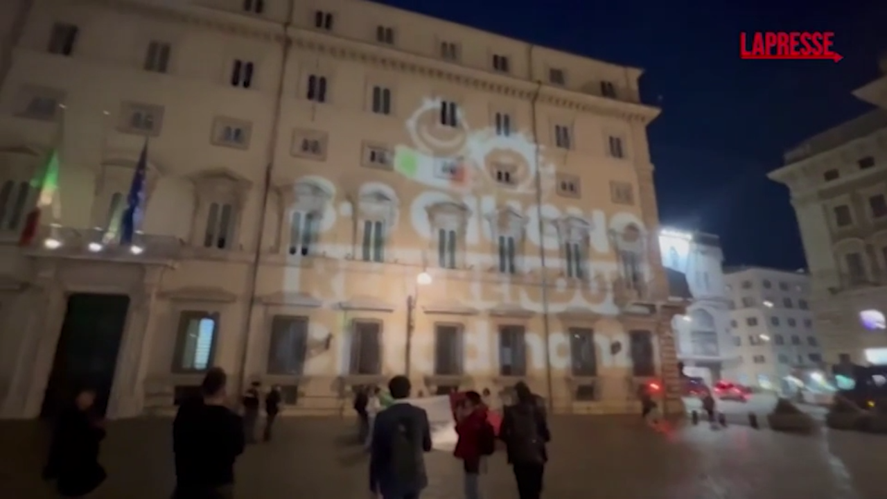 Cittadinanza, il logo referendum proiettato su Palazzo Chigi Cittadinanza, il logo referendum proiettato su Palazzo Chigi
