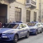 Milano, 15enne uccide anziana ex vicina di casa: la polizia sul luogo del delitto