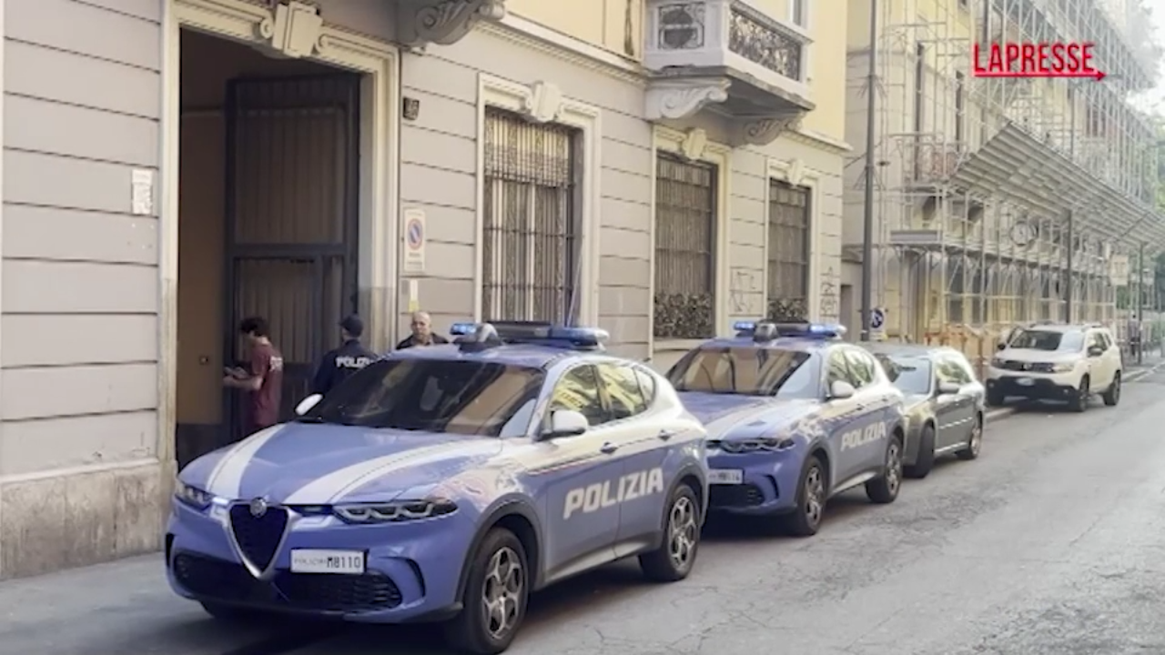 Milano, 15enne uccide anziana ex vicina di casa: la polizia sul luogo del delitto Milano, 15enne uccide anziana ex vicina di casa: la polizia sul luogo del delitto