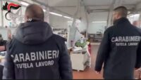 Carabinieri in un opificio della Valentino Bags Srl, commissariata a Milano per caporalato nella sua filiera di appalti
