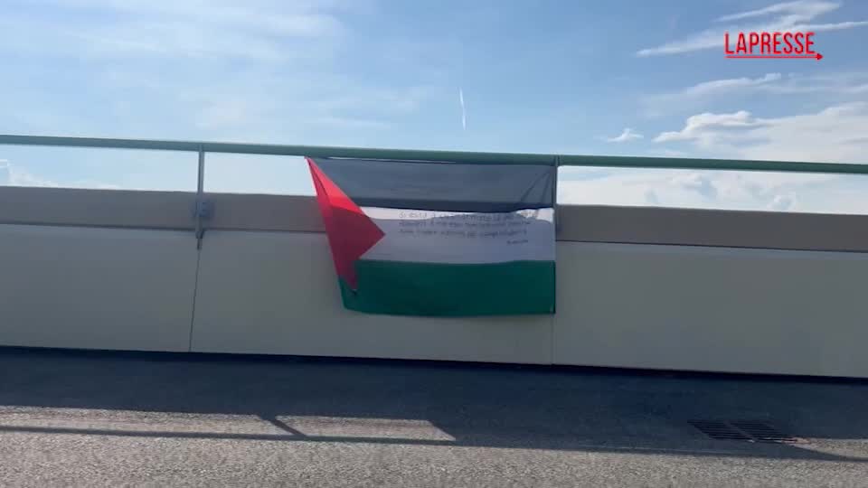 Salone del Libro 2025, bandiera della Palestina sul tetto del Lingotto Salone del Libro 2025, bandiera della Palestina sul tetto del Lingotto