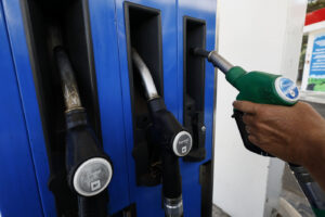 Un distributore di benzina. Da oggi 15 maggio sono in vigore le nuove accise sui carburanti