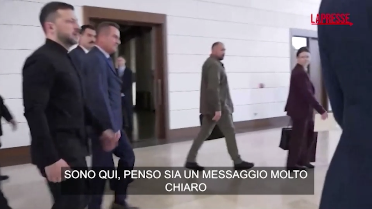 Ucraina, Zelensky in Turchia: “Un messaggio per Putin? Sono qua, più chiaro di così” Ucraina, Zelensky in Turchia: “Un messaggio per Putin? Sono qua, più chiaro di così”