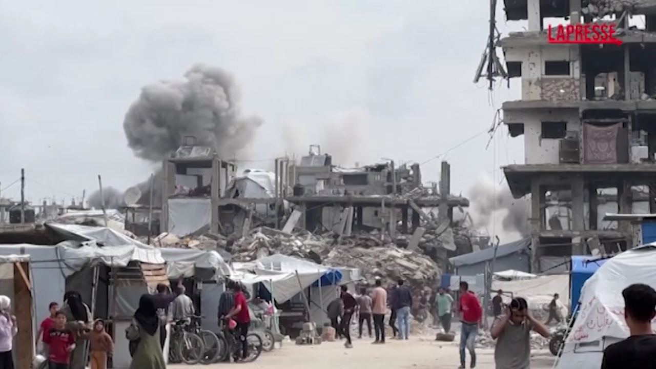 Gaza, missili di Israele su una casa a Jabaliya: l’esplosione Gaza, missili di Israele su una casa a Jabaliya: l’esplosione