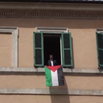 Bandiera Palestina rimossa al Giro d’Italia, Fratoianni la espone dalla sede di Sinistra Italiana