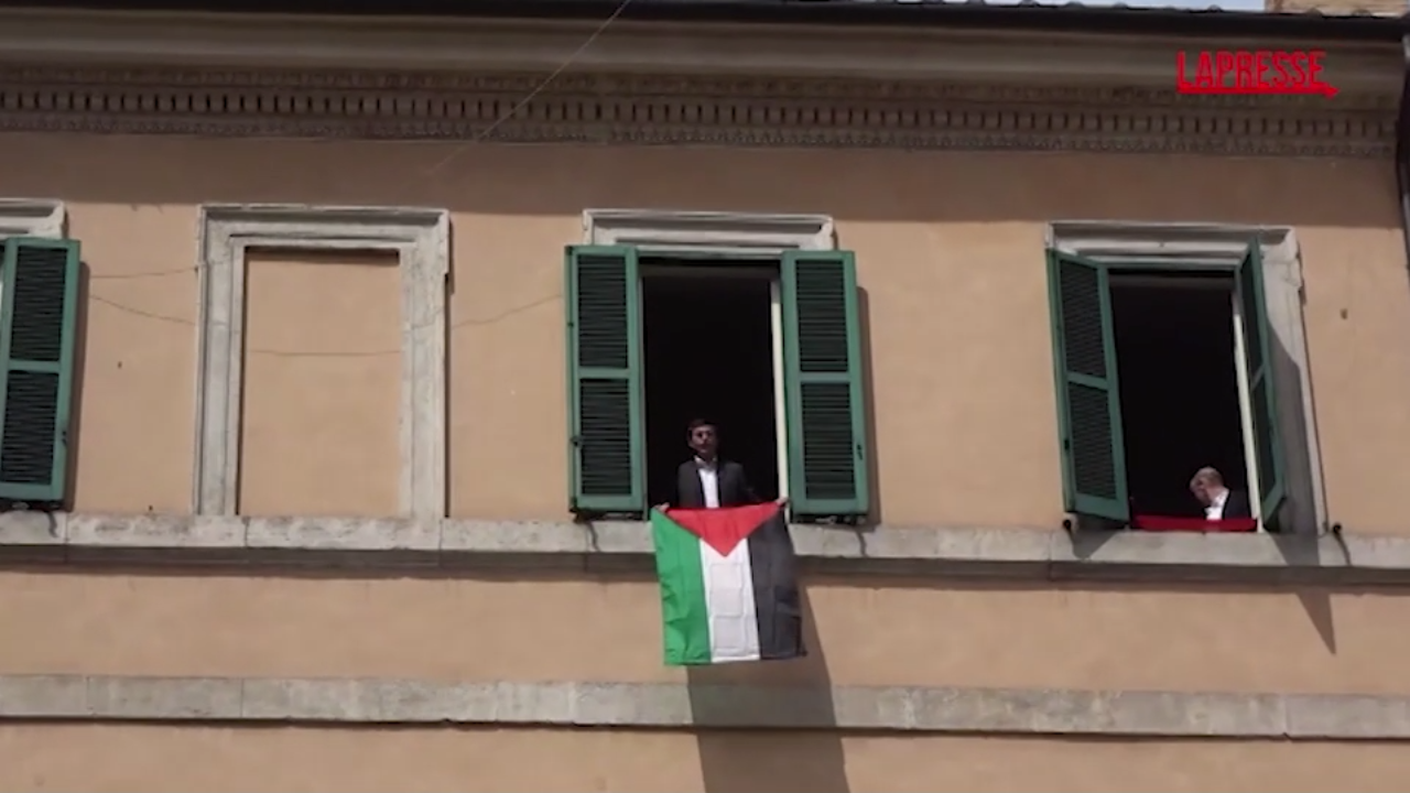 Bandiera Palestina rimossa al Giro d’Italia, Fratoianni la espone dalla sede di Sinistra Italiana Bandiera Palestina rimossa al Giro d’Italia, Fratoianni la espone dalla sede di Sinistra Italiana