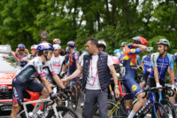 Il direttore di gara del Giro d'Italia neutralizza la sesta tappa dopo la maxi-caduta che ha coinvolto diversi corridori