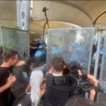 Salone del Libro 2025, manifestanti pro-Palestina tentano sfondamento cancelli: respinti