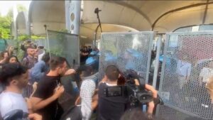 Gli scontri tra manifestanti e polizia al Salone del Libro di Torino
