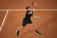 Jannik Sinner in campo contro Casper Ruud nei quarti di finale degli Internazionali d'Italia a Roma