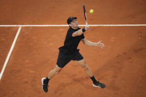 Jannik Sinner in campo contro Casper Ruud nei quarti di finale degli Internazionali d'Italia a Roma