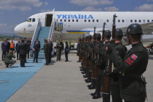 L'arrivo all'aeroporto di Ankara di Volodymyr Zelensky in vista dei colloqui di pace con la Russia