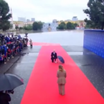 Albania, Edi Rama accoglie Giorgia Meloni in ginocchio