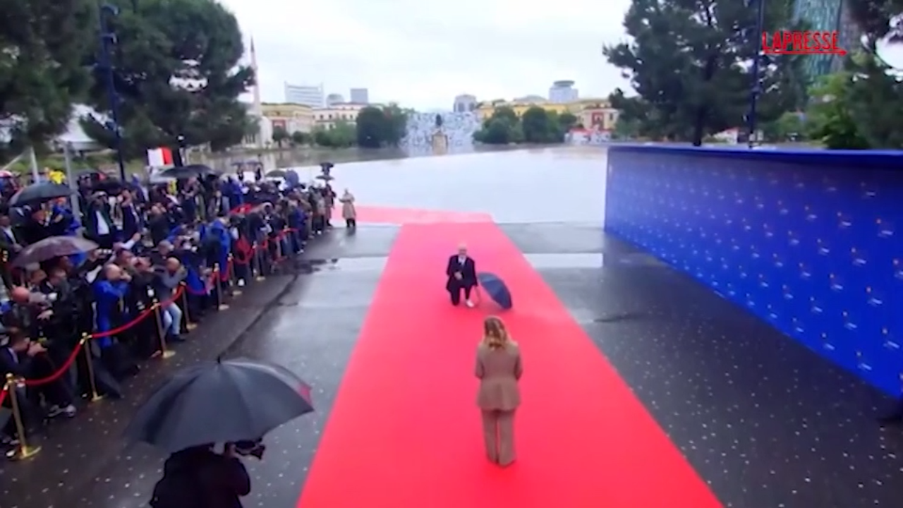 albania edi rama accoglie giorgia meloni in ginocchio da Lapresse.it albania edi rama accoglie giorgia meloni in ginocchio