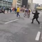 Protesta al Giro d’Italia, manifestante si lancia tra i ciclisti