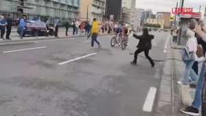 Protesta al Giro d’Italia, manifestante si lancia tra i ciclisti