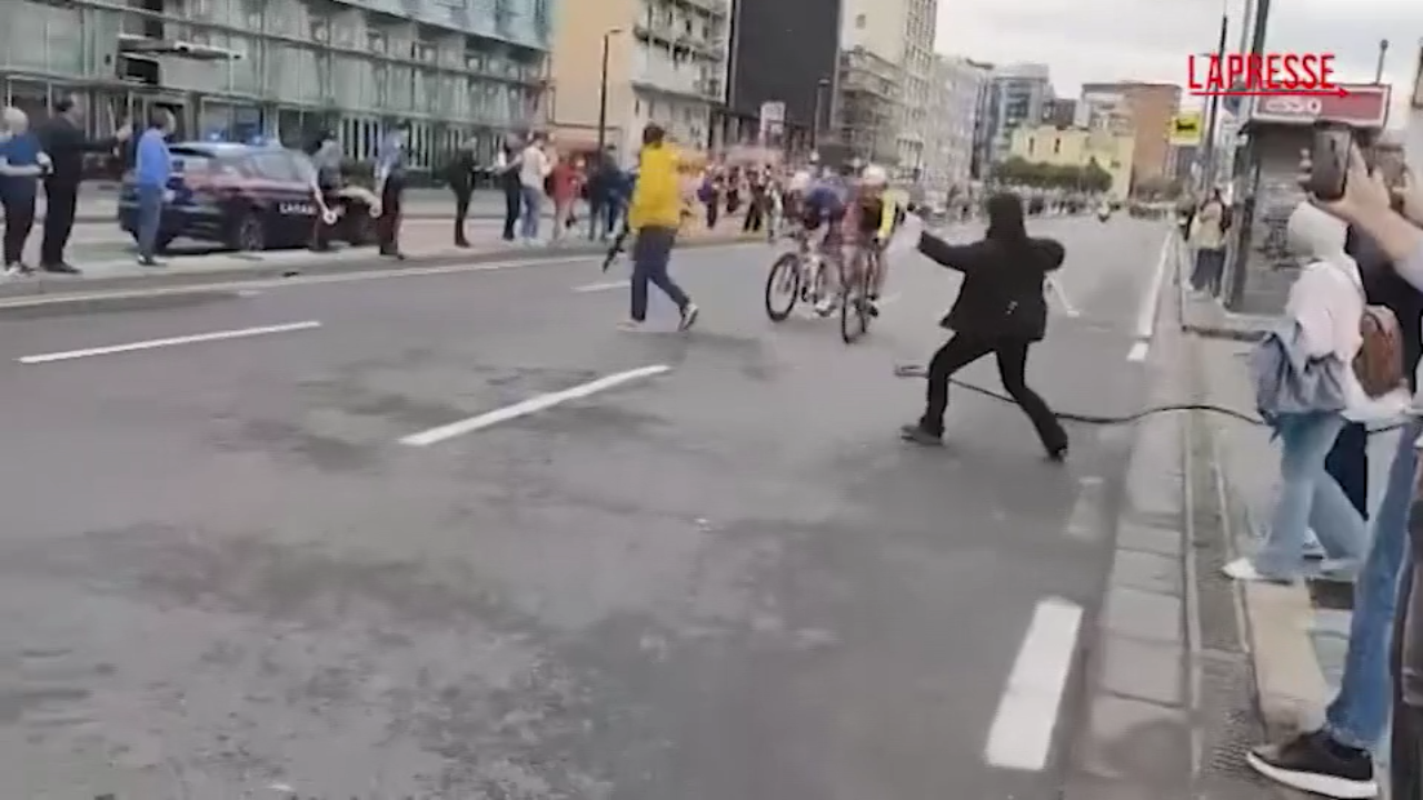 protesta al giro d italia manifestante si lancia tra i ciclisti da Lapresse.it protesta al giro d italia manifestante si lancia tra i ciclisti