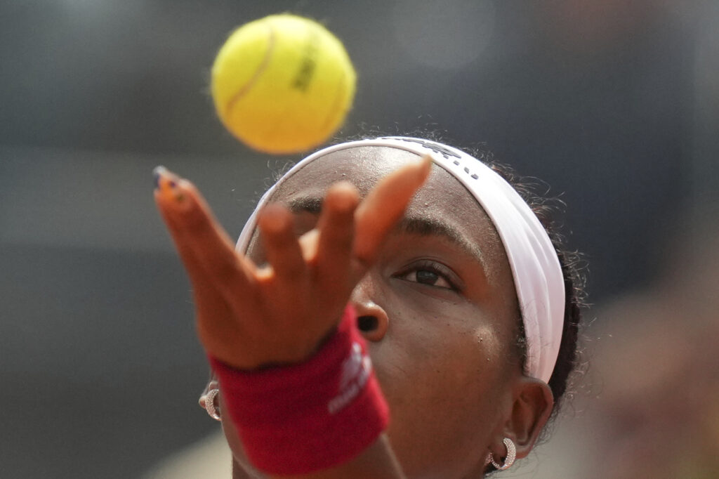 Internazionali di Roma 2025, Gauff serve ma Zheng non è in campo: il video virale Internazionali di Roma 2025, Gauff serve ma Zheng non è in campo: il video virale