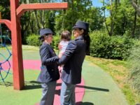 Due agenti della polizia insieme alla bambina di 14 mesi ritrovata a Novara dopo essere scomparsa da più di un anno