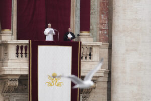 Papa Leone XIV affacciato al balcone della Basilica di San Pietro