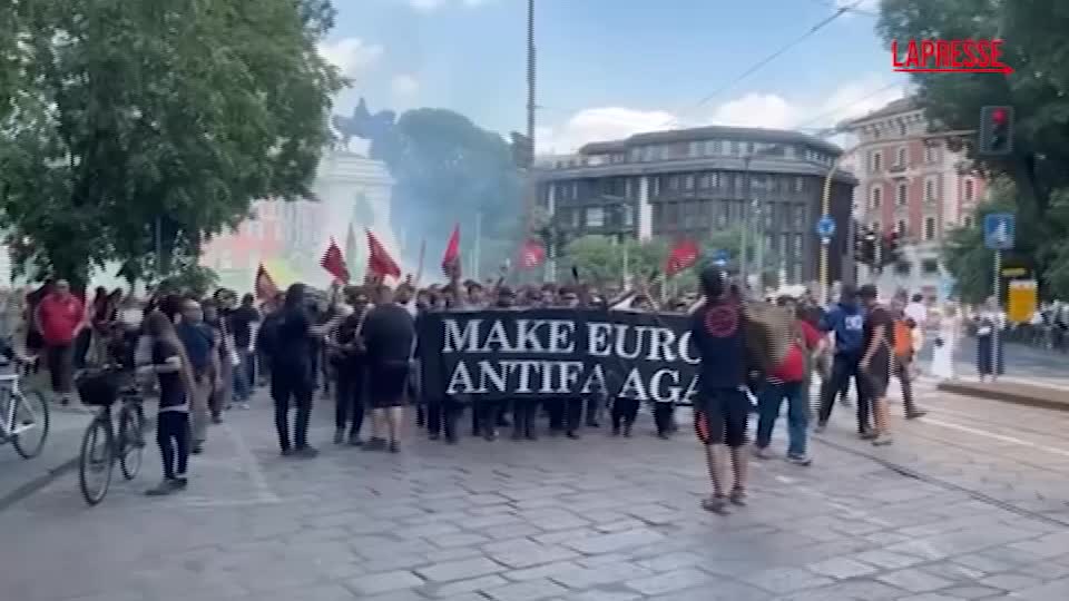 Milano, scontri tra polizia e manifestanti al corteo anti Remigration Milano, scontri tra polizia e manifestanti al corteo anti Remigration