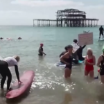 Brighton, protesta contro lo scarico delle fognature nel mare
