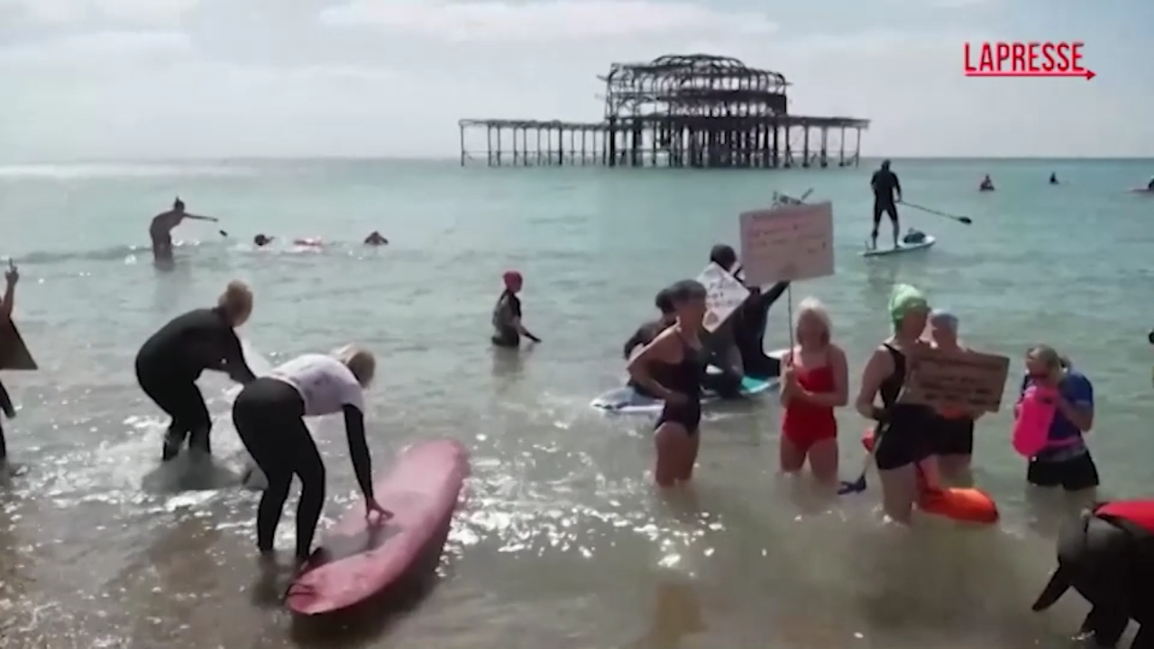 Brighton, protesta contro lo scarico delle fognature nel mare Brighton, protesta contro lo scarico delle fognature nel mare