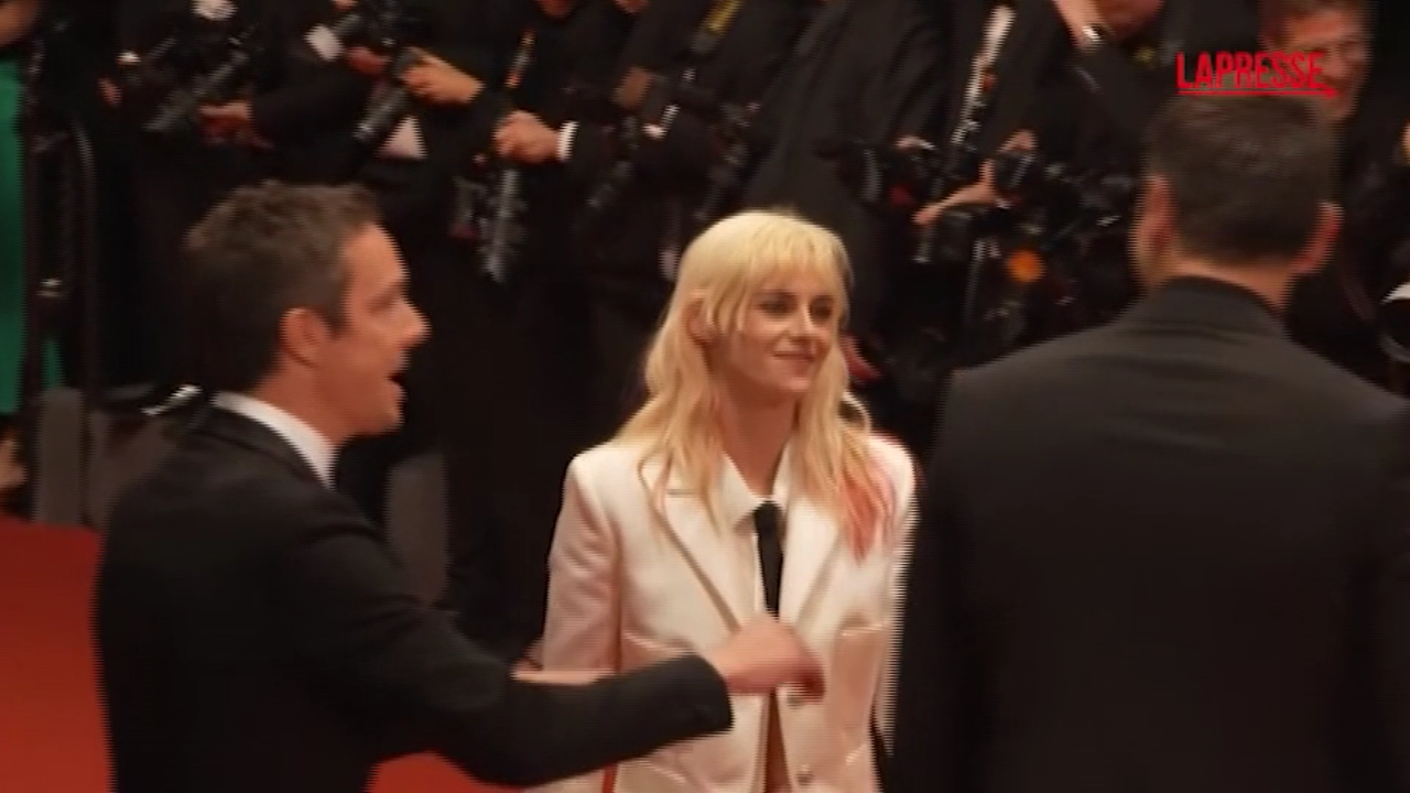 Cannes, Kristen Stewart in shorts sul red carpet per il debutto alla regia Cannes, Kristen Stewart in shorts sul red carpet per il debutto alla regia
