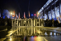 Uno striscione che inneggia alla remigrazione in una manifestazione di estrema destra in Germania nel 2024. Su di esso si legge "Remigration"