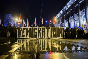 Uno striscione che inneggia alla remigrazione in una manifestazione di estrema destra in Germania nel 2024. Su di esso si legge "Remigration"