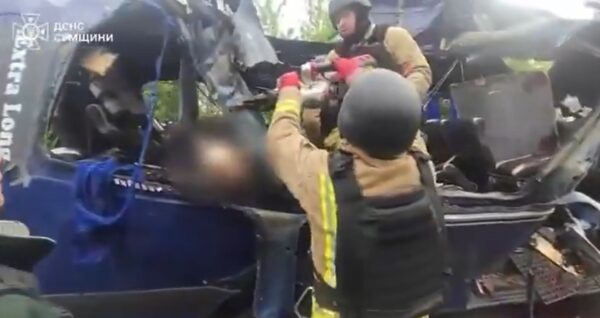 Un frame del video relativo ai soccorsi a Sumy, in Ucraina, dopo che un autobus è stato colpito da un drone russo uccidendo 9 civili