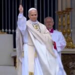 Papa Leone XIV compie rito benedizione e aspersione dell’acqua
