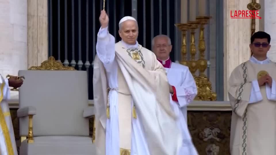 papa leone xiv compie rito benedizione e aspersione dell acqua