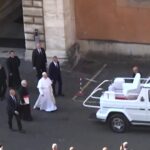 Papa Leone XIV sale per la prima volta sulla Papamobile per la messa di inizio pontificato
