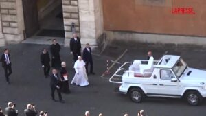 Papa Leone XIV sale per la prima volta sulla Papamobile per la messa di inizio pontificato