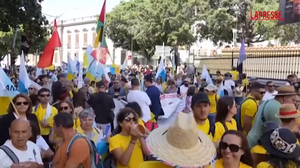 tenerife manifestanti in piazza contro il turismo di massa