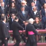 Papa Leone XIV, Zelensky saluta Mattarella e abbraccia Meloni all’arrivo