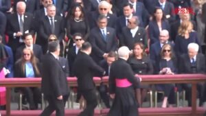 Papa Leone XIV, Zelensky saluta Mattarella e abbraccia Meloni all’arrivo