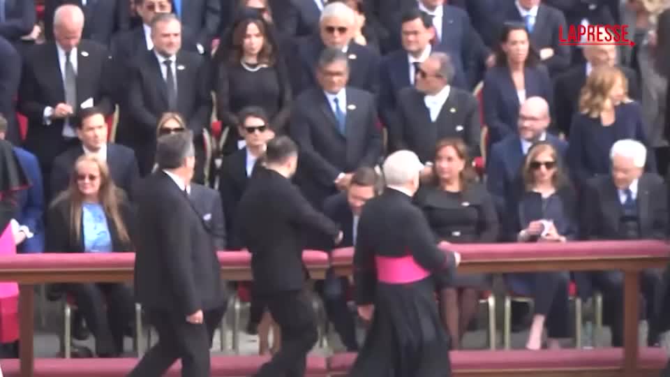 Papa Leone XIV, Zelensky saluta Mattarella e abbraccia Meloni all’arrivo Papa Leone XIV, Zelensky saluta Mattarella e abbraccia Meloni all’arrivo