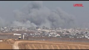 Gaza, colonne di fumo dalla Striscia dopo attacchi Israele