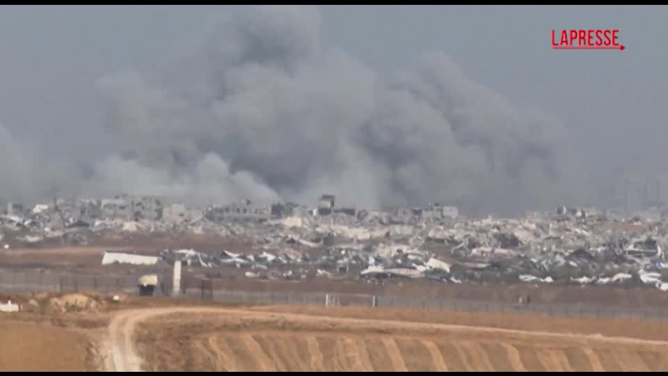 Gaza, colonne di fumo dalla Striscia dopo attacchi Israele Gaza, colonne di fumo dalla Striscia dopo attacchi Israele