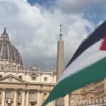 Papa Leone XIV: bandiera palestinese in piazza San Pietro, fedeli chiedono foto
