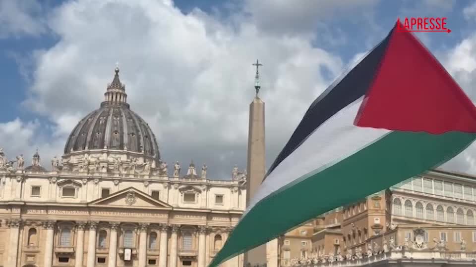Papa Leone XIV: bandiera palestinese in piazza San Pietro, fedeli chiedono foto Papa Leone XIV: bandiera palestinese in piazza San Pietro, fedeli chiedono foto