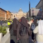Papa Leone XIV, lunghe code dei fedeli ai varchi di piazza San Pietro