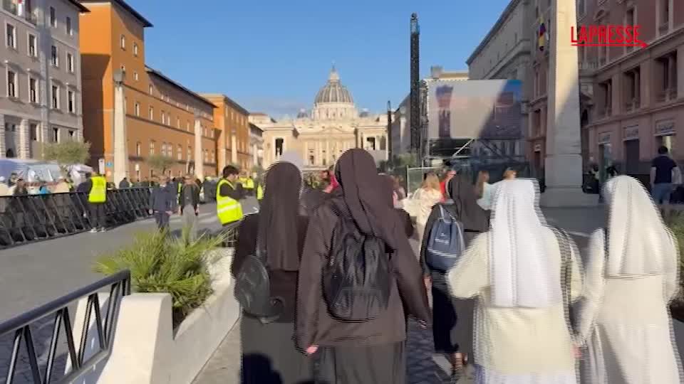 papa leone xiv lunghe code dei fedeli ai varchi di piazza san pietro da Lapresse.it papa leone xiv lunghe code dei fedeli ai varchi di piazza san pietro