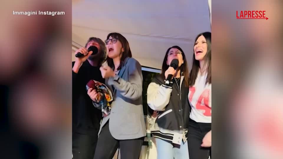 laura pausini festeggia 51 anni karaoke con giorgia e paola cortellesi