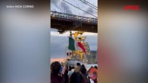 Nave scuola messicana urta il ponte di Brooklyn: il momento dello schianto