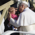 Papa Leone XIV, bacio al bambino