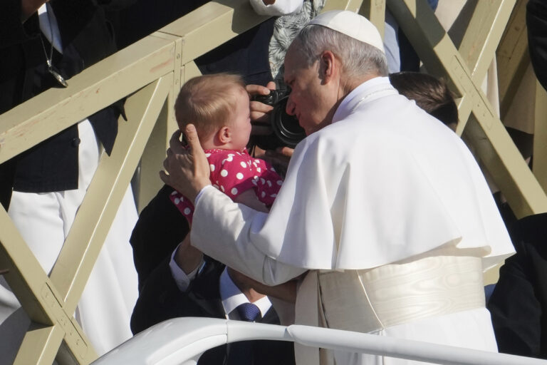 Papa Leone XIV, bacio al bambino