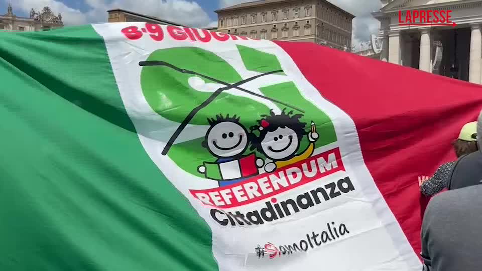 Papa Leone XIV, in piazza San Pietro la bandiera del referendum sulla cittadinanza Papa Leone XIV, in piazza San Pietro la bandiera del referendum sulla cittadinanza